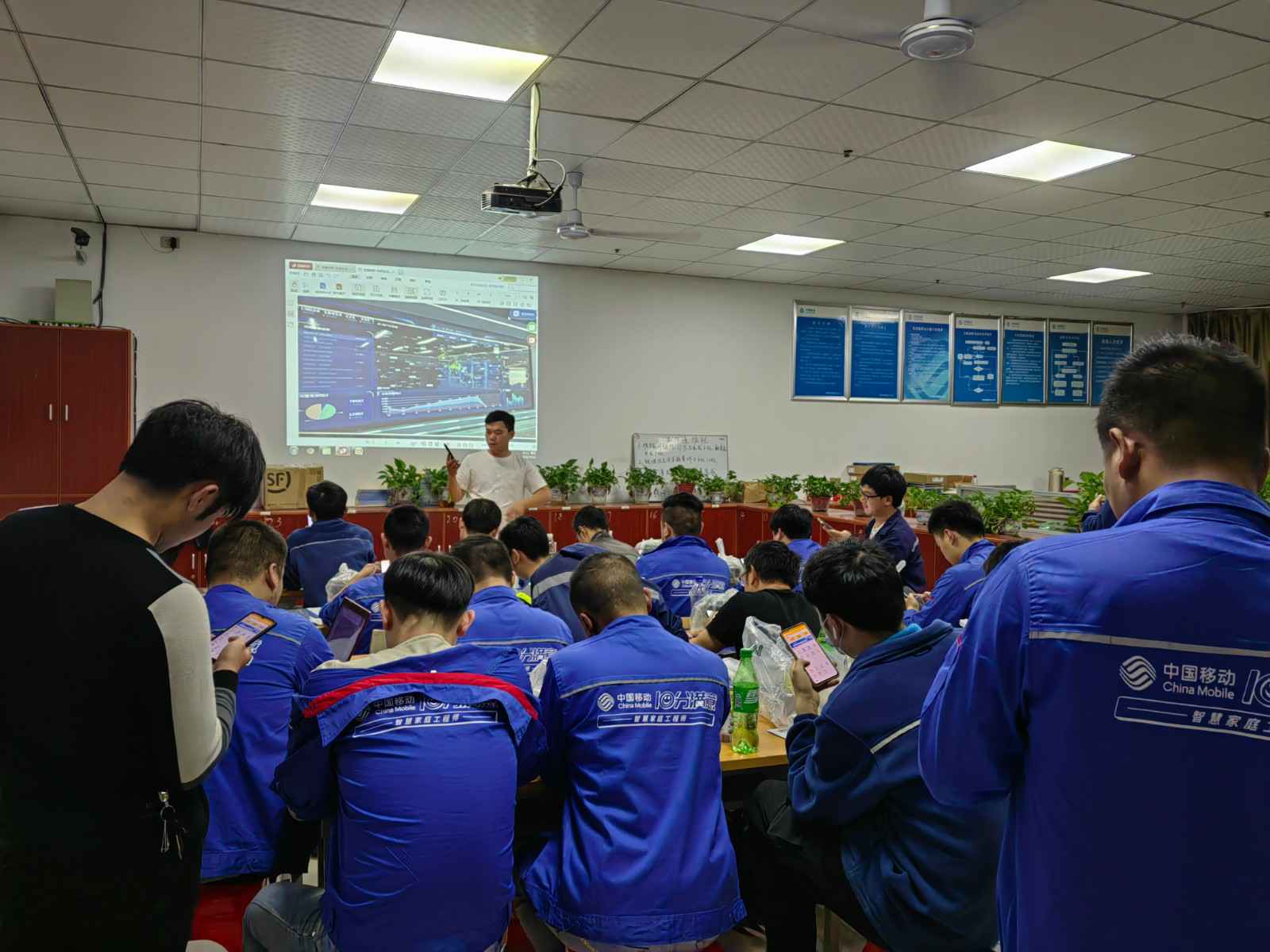 重庆铭轩大数据解决方案有限公司为中移铁通有限公司安全用电培训